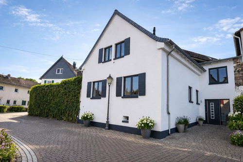 Hausansicht - Hofheim-Lorsbach: Außergewöhnliches Einfamilien-Stadthaus