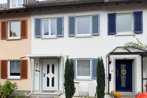 Ansicht - Unterliederbach: Feines Reihenhäuschen in familienfreundlicher Lage