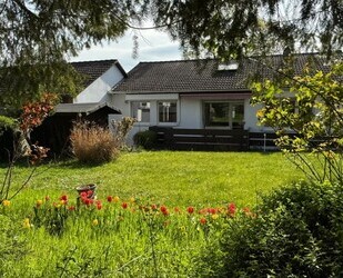 Schwalbach: Ruhig wohnen am Grüngürtel – Bungalow mit großem Garten und vielseitigem Raumangebot