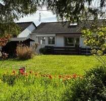 Schwalbach: Ruhig wohnen am Grüngürtel – Bungalow mit großem Garten und vielseitigem Raumangebot