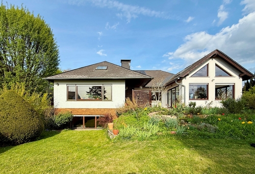 Aussenansicht - Frankfurt-Nieder-Erlenbach: Einmalige Lage! Großzügiges Villenanwesen am Bebauungsrand