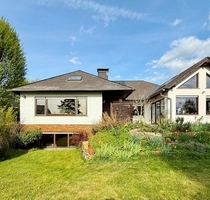 Frankfurt-Nieder-Erlenbach: Einmalige Lage! Großzügiges Villenanwesen am Bebauungsrand - Frankfurt am Main