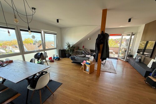 Wohnraum DG - 8 Zimmer Zweifamilienhaus zum Kaufen in Hofheim