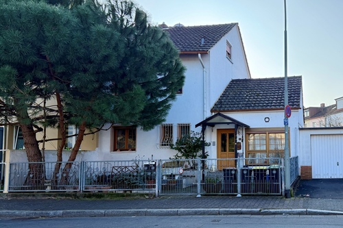 Aussenansicht - Frankfurt-Griesheim: Große Doppelhaushälfte in gesuchter Lage!