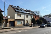 Straßenansicht - Mehrfamilienhaus mit Ladeneinheit und Entwicklungspotenzial auf großzügigem Grundstück in Frankfurt-Nieder Eschbach