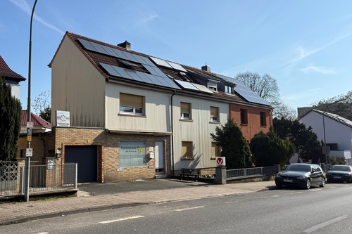 Straßenansicht - Mehrfamilienhaus mit Ladeneinheit und Entwicklungspotenzial auf großzügigem Grundstück in Frankfurt-Nieder Eschbach