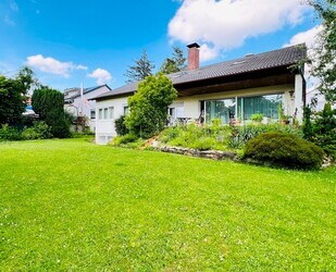 Freistehendes Einfamilienhaus auf großzügigem Grundstück in bester Lage von Frankfurt-Nieder Erlenbach - Frankfurt am Main