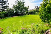 Blick in den Garten - 7.5 Zimmer Einfamilienhaus zum Kaufen in Frankfurt am Main