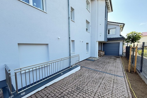 Einfahrt mit Garage - 