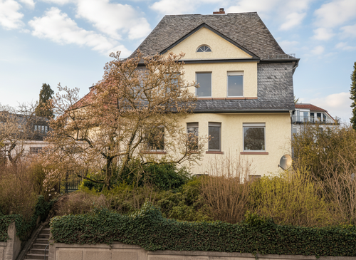 Ansicht - Hofheim: Individualisten aufgepasst. Altbestand mit großem Grundstück, oder zusätzlichem Bauplatz