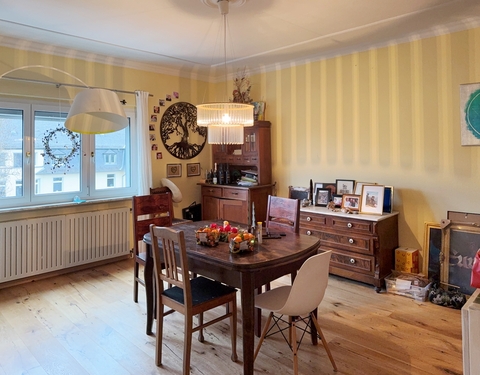 Esszimmer - Frankfurt-Dornbusch: Schöne 4,5 Zimmerwohnung mit Balkon in beliebter Wohnlage!