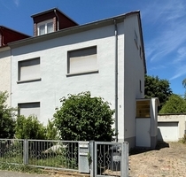 Frankfurt-Zeilsheim: Erbpacht- vermietetes DHH mit 2 Einheiten als Kapitalanlage - Frankfurt am Main