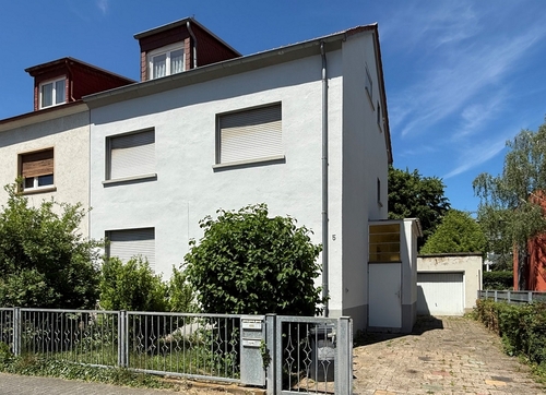 Ansicht - Frankfurt-Zeilsheim: Erbpacht- vermietetes DHH mit 2 Einheiten als Kapitalanlage