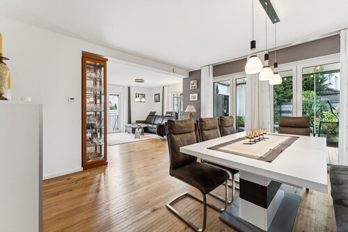 Wohnzimmer & Essbereich EG - 10 Zimmer Mehrfamilienhaus, Wohnhaus zum Kaufen in Hofheim