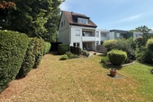 Gartenansicht - Schwalbach: Reihenendhaus mit viel Platz und großem Garten für Ihre Familie