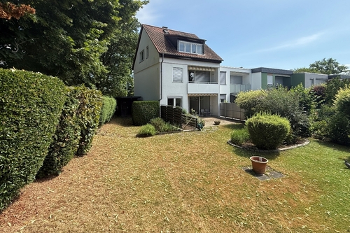 Gartenansicht - Schwalbach: Reihenendhaus mit viel Platz und großem Garten für Ihre Familie