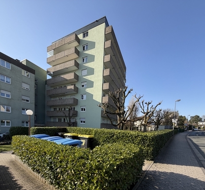 Außenansicht - Kronberg: Große 4-Zimmer-Eigentumswohnung in Feldrandlage