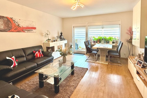 Wohnzimmer - Neu-Isenburg: Gut geschnittene 2-Zimmerwohnung mit Balkon in zentraler Wohnlage!