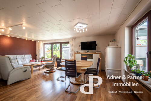 Wohnbereich mit Kamin - 7 Zimmer Doppelhaushälfte in Schwülper
