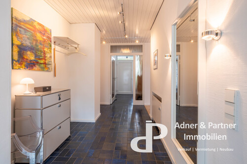 Heller Flur mit Originalboden - 