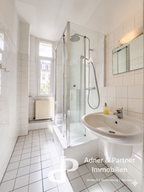 Badezimmer mit Fenster - 