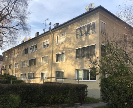 Hausansicht Süd - Komplett ausgestattete 3 Zimmer-Wohnung zum wohlfühlen!