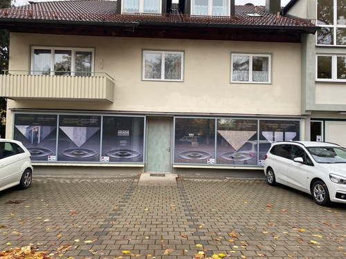 Hausansicht mit Stellplätze - Büro und Lagerflächen als Kapitalanlage mit guter Rendite!