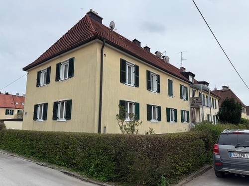 Hausansicht zur Wohnung - 3 Zimmer-Wohnung mit Hobbyraum im Untergeschoß