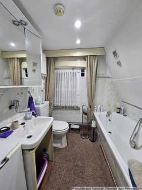 Bad mit Wanne - 