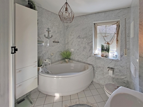 Badezimmer mit Eckbadewanne mi - Etagenwohnung mit 90,00 m&sup2; in Königs Wusterhausen zum Kaufen