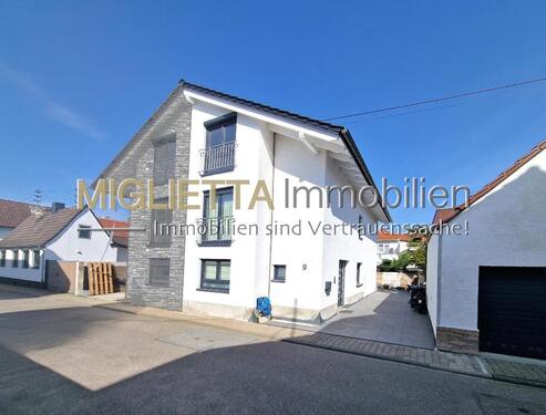 - - Neuwertige Doppelhaushälfte mit Ausbaureserve in ruhiger Wohnlage