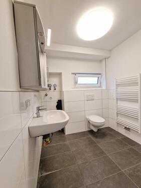 Badezimmer DG links - Mehrfamilienhaus, Wohnhaus mit 335,00 m&sup2; in Ludwigshafen zum Kaufen