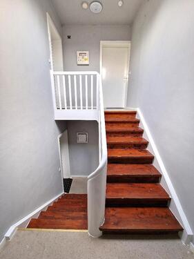 Treppenhaus - 15 Zimmer Mehrfamilienhaus, Wohnhaus zum Kaufen in Ludwigshafen