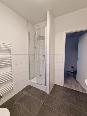 Badezimmer DG links - 15 Zimmer Mehrfamilienhaus, Wohnhaus in Ludwigshafen