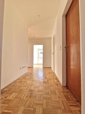 Flur - 2 Zimmer Etagenwohnung in Ludwigshafen