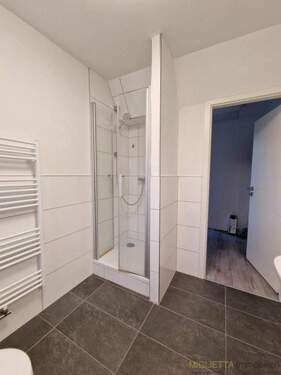 Badezimmer DG links - 1 Zimmer Mehrfamilienhaus, Wohnhaus in Ludwigshafen am Rhein