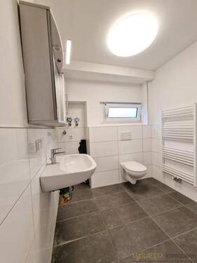 Badezimmer DG links - Mehrfamilienhaus, Wohnhaus in Ludwigshafen am Rhein zum Kaufen