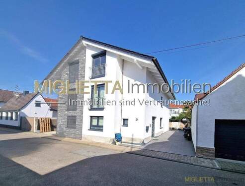 - - Neuwertige Doppelhaushälfte mit Ausbaureserve in ruhiger Wohnlage