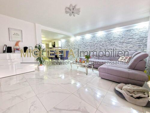 - - Solides Reihenhaus mit Garten und Garage