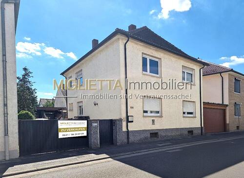 - - Freistehendes Haus mit Baugenehmigung zum 4-Familienhaus mit Doppelparker