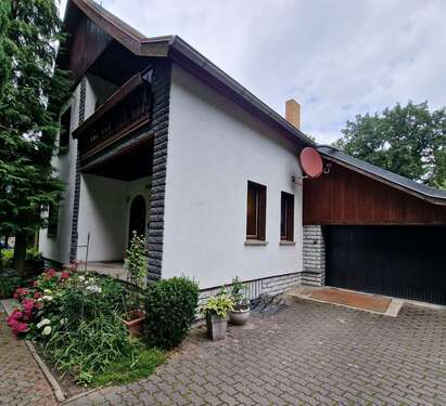 Seitenansicht mit Garage - 