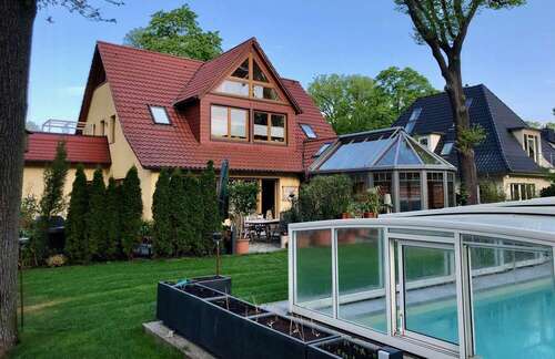 aus dem Garten - 7 Zimmer Villa zum Kaufen in Berlin