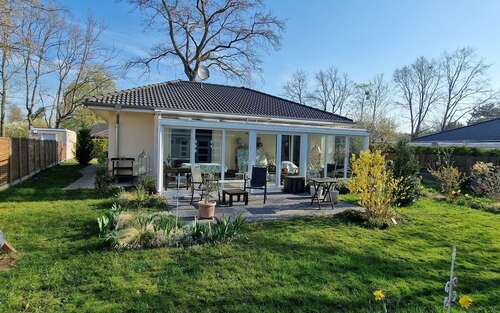 aus dem Garten... - MODERNER BARRIEREFREIER BUNGALOW-STADTNAH...