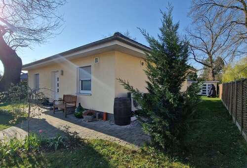 Vorne 2 - 3 Zimmer Bungalow in Schöneiche bei Berlin