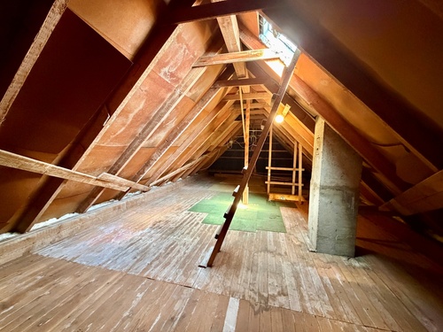 Spitzboden mit Abstellfläche - 