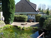 Hausansicht mit Koiteich und Terrasse - 4 Zimmer Einfamilienhaus zum Kaufen in Seevetal