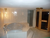 Wellnessraum mit Sauna Whirlpool - 