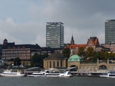 Ansicht Landungsbrücken - St. Paulis Astraturm - Den Hafen und Kiez im Blick