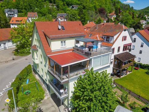 Luftaufnahme - 13 Zimmer Mehrfamilienhaus, Wohnhaus zum Kaufen in Bad Urach