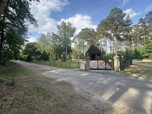 Angrenzender Friedhof - 